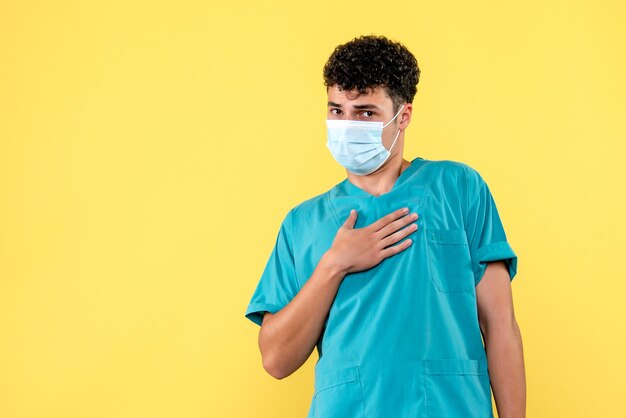 Vooraanzicht dokter de dokter in masker belooft dat hij zijn best zal doen om patiënten te genezen