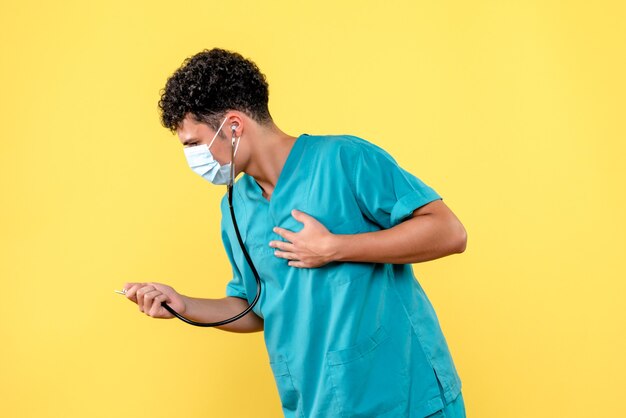 Vooraanzicht dokter de dokter in masker heeft hartzeer