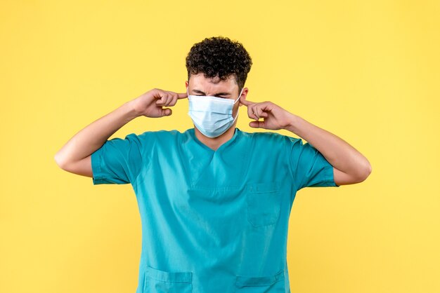 Vooraanzicht dokter de dokter in masker klaagt over oorpijn