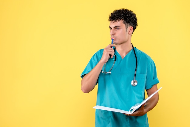 Vooraanzicht dokter de dokter met documenten denkt aan patiënten met COVID-