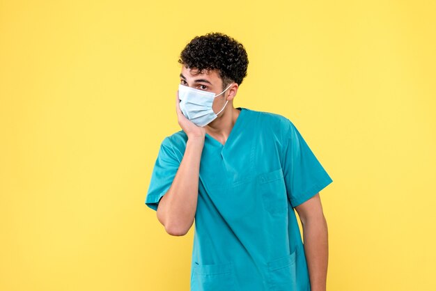 Vooraanzicht dokter de dokter met masker denkt na over de huidige situatie
