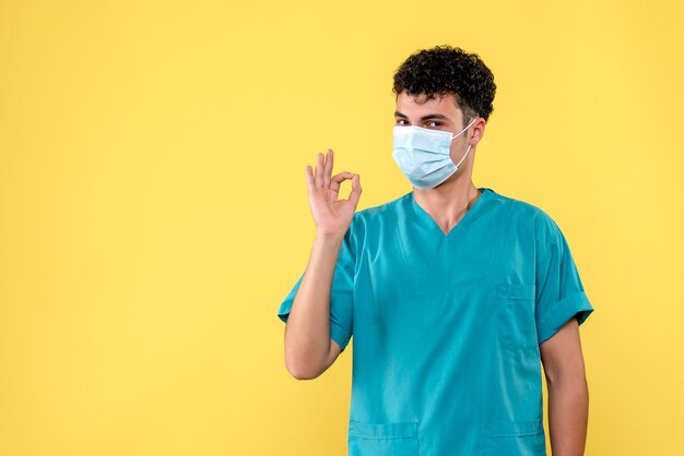 Vooraanzicht dokter de dokter met masker weet dat de pandemie binnenkort zal eindigen