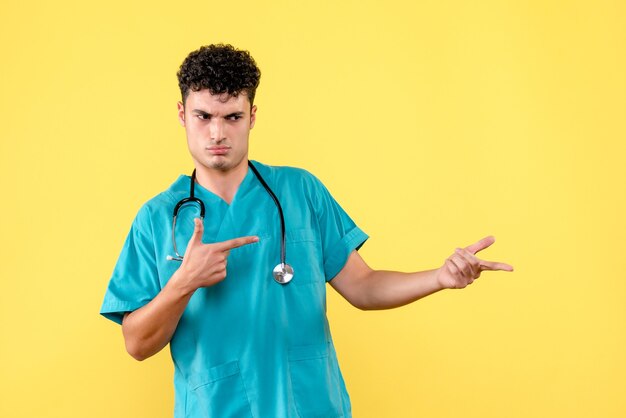 Vooraanzicht dokter de dokter met phonendoscope reageert op pandemisch nieuws