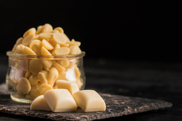 Vooraanzicht donker assortiment met witte chocolade