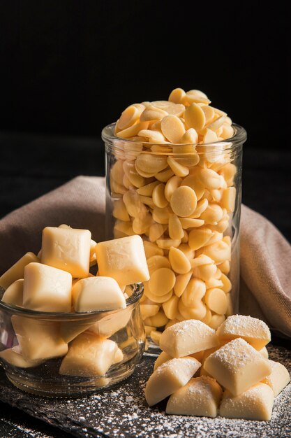 Vooraanzicht donkere compositie met witte chocolade