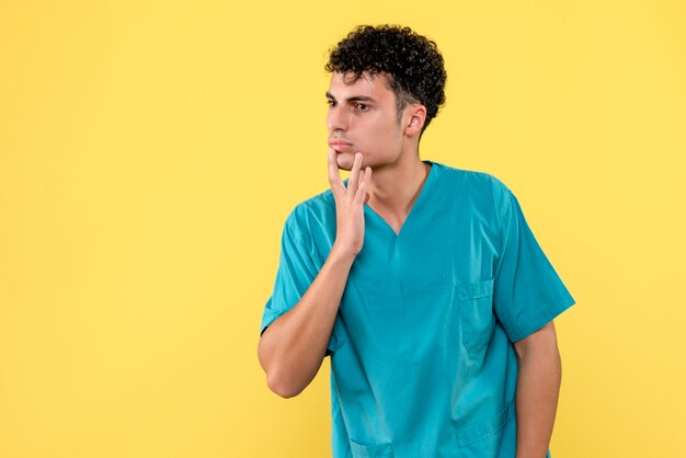 Vooraanzicht een dokter de dokter denkt na over de noodzaak van vaccins tegen COVID-