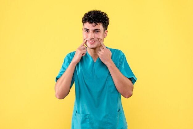 Vooraanzicht een dokter de dokter heeft het over het belang van een goed humeur tijdens ziekte