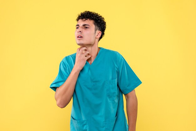 Vooraanzicht een dokter de dokter heeft het over huidziekten