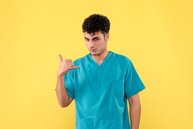Vooraanzicht een dokter, de dokter zegt een ambulance te bellen als je symptomen van coronavirus hebt