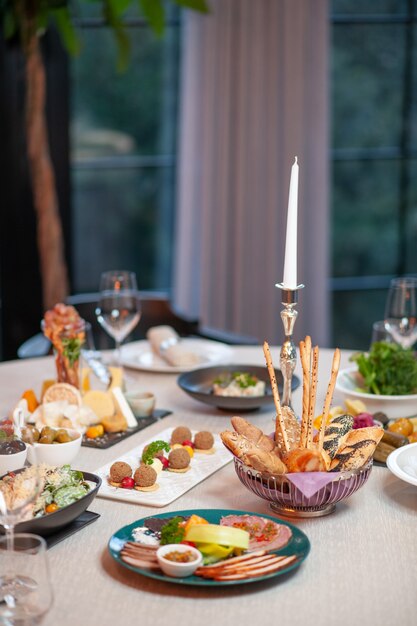 Vooraanzicht eettafel in restaurant overdag voedselschotel nacht café keuken keuken