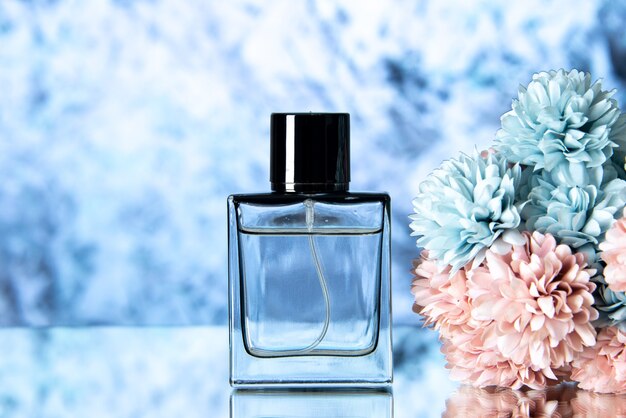 Vooraanzicht elegante parfum gekleurde bloemen op lichtblauwe achtergrond vrije ruimte