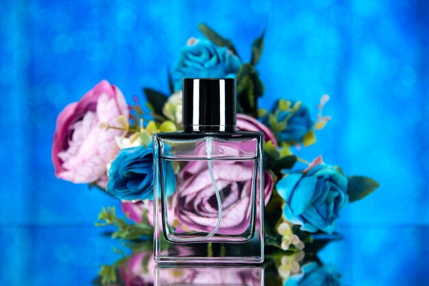 Vooraanzicht elegante parfumflesje gekleurde bloemen op blauwe achtergrond