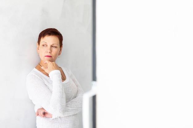 Gratis foto vooraanzicht elegante volwassen vrouw