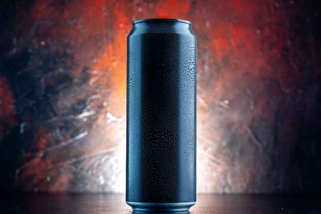 Vooraanzicht energiedrank in blik op donkere drank alcohol foto duisternis