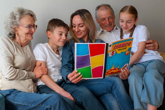 Vooraanzicht familie die samen strips leest