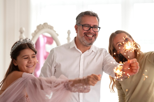 Vooraanzicht familie met vuurwerk