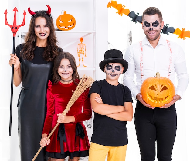 Vooraanzicht familie poseren voor halloween