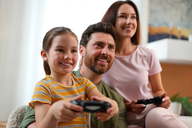 Gratis foto vooraanzicht familie videogame spelen