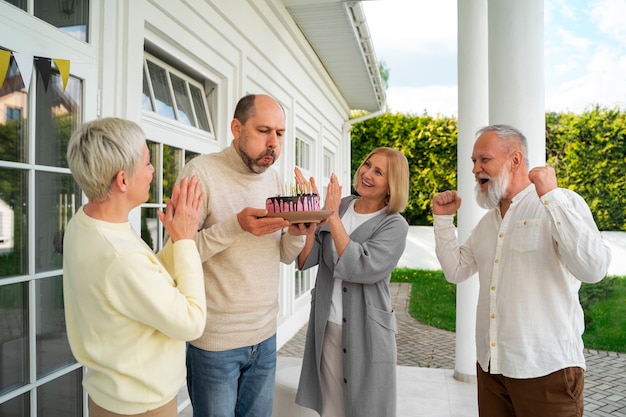 Vooraanzicht familie viert samen verjaardag