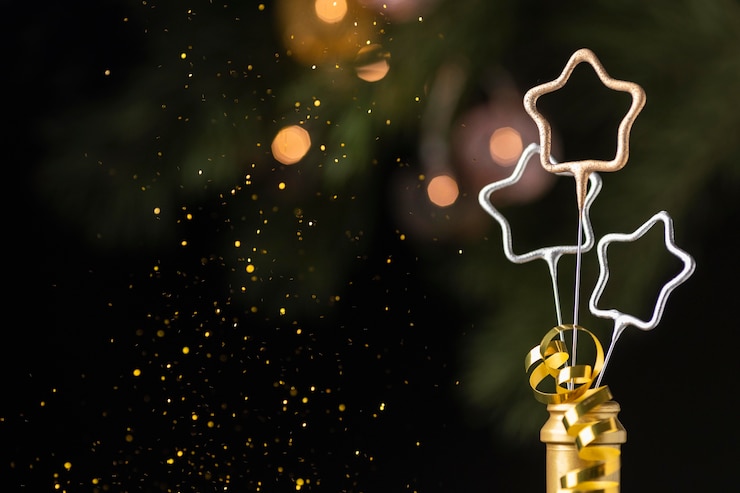 Gratis Foto vooraanzicht feestelijk nieuwjaarsarrangement met gouden fles