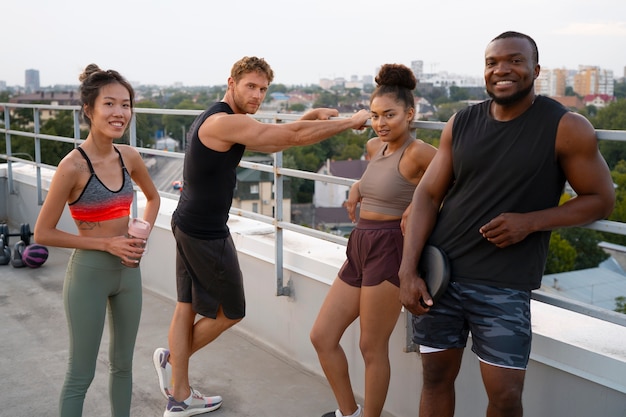 Vooraanzicht fitte mensen die buiten trainen