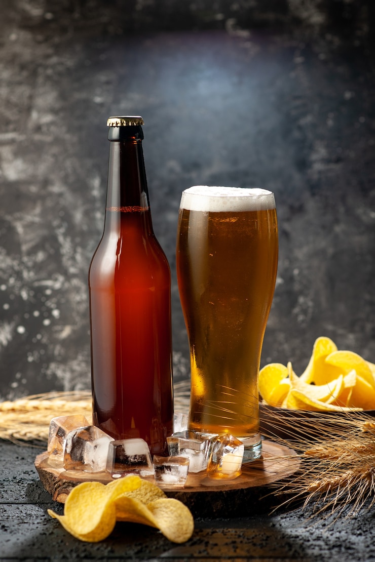Gratis Foto vooraanzicht fles beer met glas vol beer op lichte achtergrond