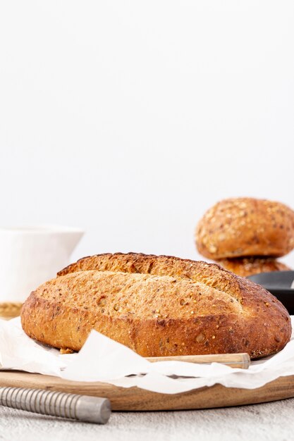 Vooraanzicht gebakken brood met kopie ruimte