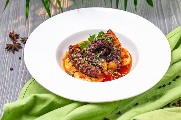 Vooraanzicht gebakken octopus in saus met aardappelen