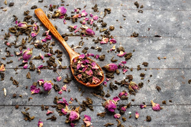 Vooraanzicht gedroogde bloemen op grijs bureau