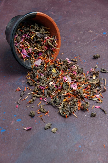 Gratis foto vooraanzicht gedroogde verse thee op donkere achtergrond plant thee stof bloem smaak