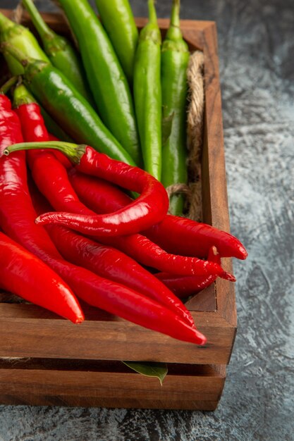 Vooraanzicht gekleurde pittige paprika's in doos