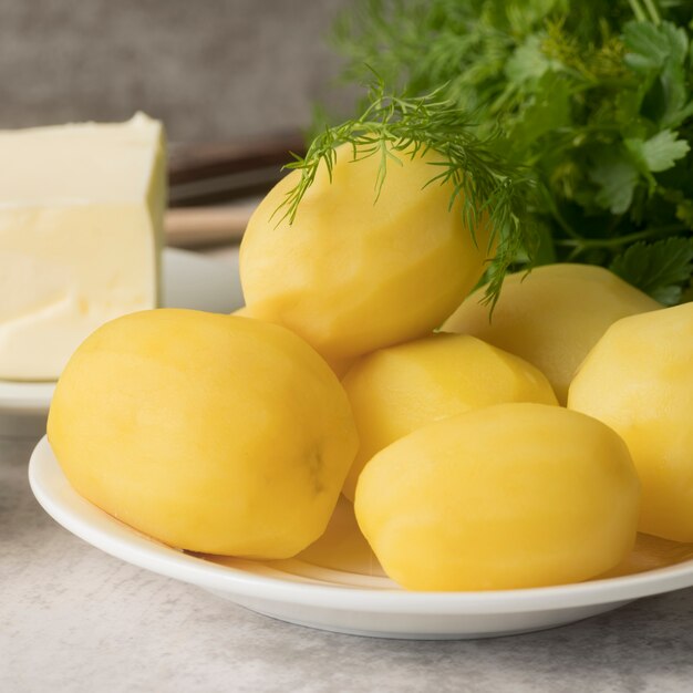 Vooraanzicht gekookte aardappelen op plaat