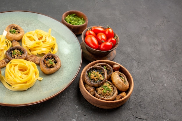 Vooraanzicht gekookte champignons met deeg pasta op donkere tafel eten schotel diner maaltijd