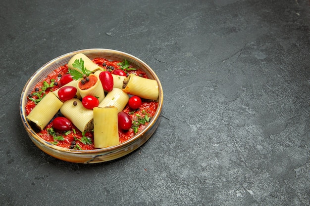 Vooraanzicht gekookte Italiaanse pasta heerlijke maaltijd met vlees en tomatensaus op het grijze achtergrond deeg pasta vlees saus eten