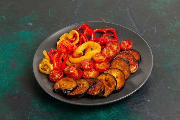 Vooraanzicht gekookte paprika met aubergines op groene ondergrond