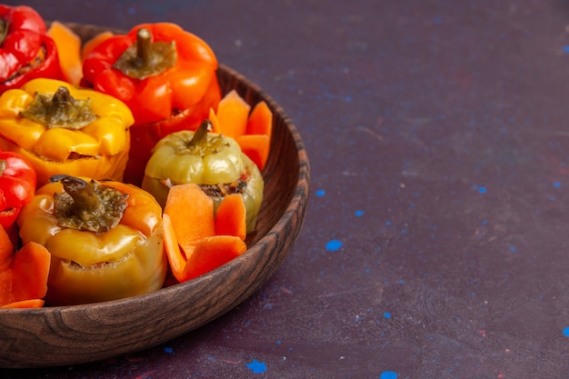 Gratis foto vooraanzicht gekookte paprika met gehakt op grijs oppervlak maaltijd groenten vlees dolma food