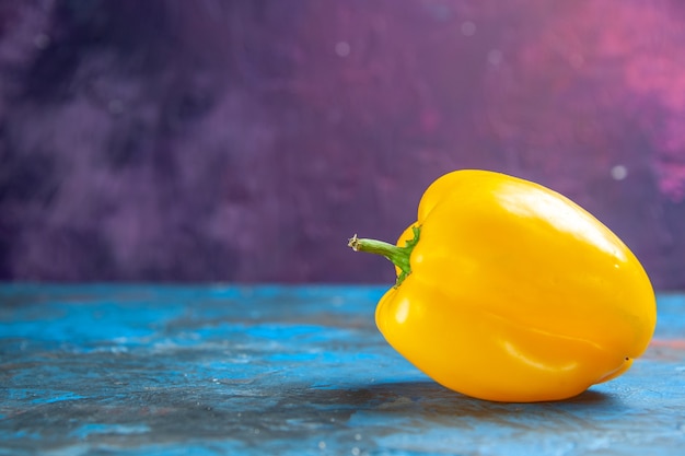 Vooraanzicht gele paprika op blauw-roze tafel kleurenfoto voedselsalade groente vrije ruimte