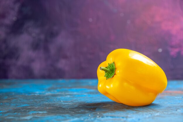 Vooraanzicht gele paprika op de blauwroze tafel
