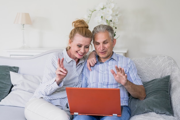 Vooraanzicht gelukkig hoger paar met laptop