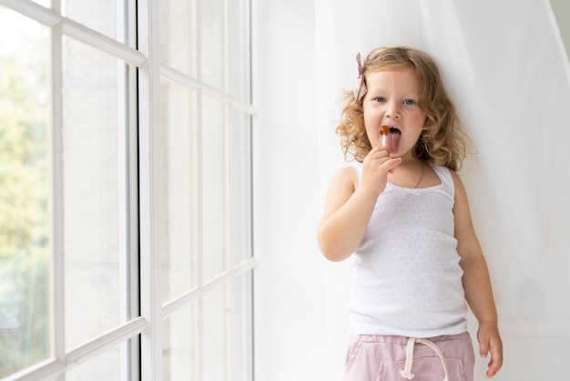 Vooraanzicht gelukkig meisje met lolly