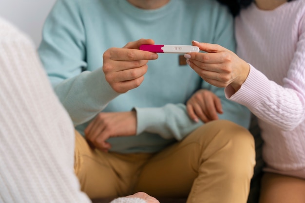 Gratis foto vooraanzicht gelukkige familie verwacht baby