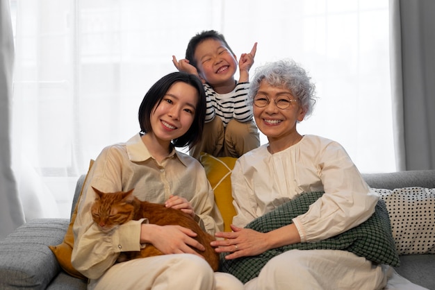 Gratis foto vooraanzicht gelukkige japanse familie met kat