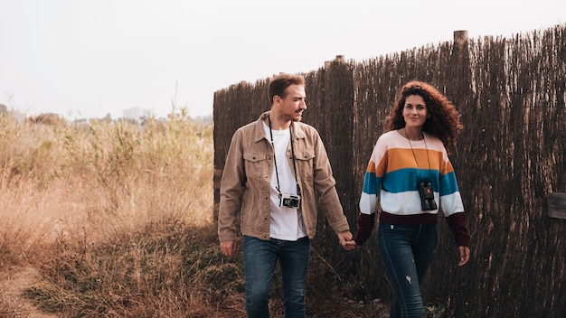 Gratis foto vooraanzicht gelukkige paar wandelen