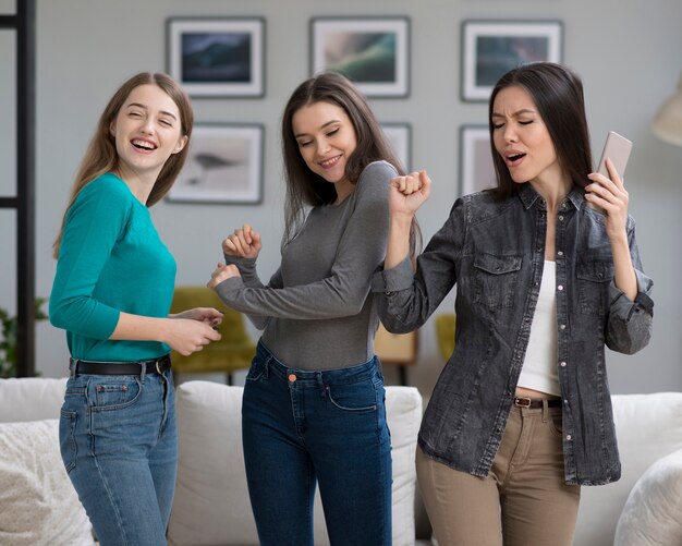 Vooraanzicht gelukkige volwassen vrouwen die samen dansen