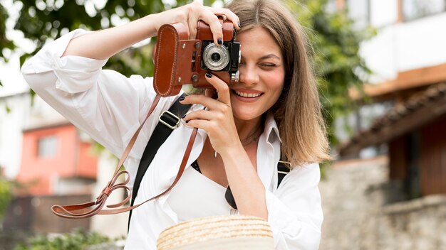 Vooraanzicht gelukkige vrouw die foto's neemt