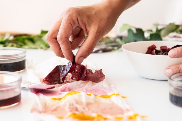 Vooraanzicht gepigmenteerde doek met natuurlijke kleursamenstelling