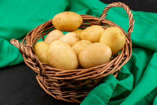 vooraanzicht geschilde aardappelen in mand op de grijze