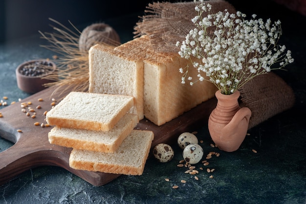 Gratis foto vooraanzicht gesneden brood op donkerblauwe achtergrond broodje deeg bakkerij thee ochtend brood eten ontbijt