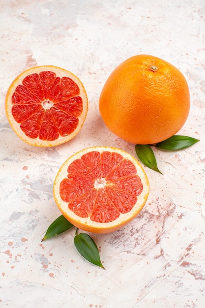 Vooraanzicht gesneden grapefruits verse grapefruit op naakte achtergrond