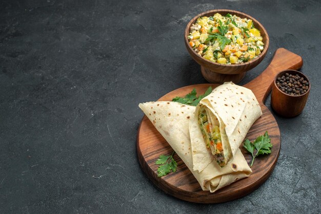 Vooraanzicht gesneden heerlijke shaurma met mayonaise salade op grijze oppervlakte salade hamburger sandwich maaltijd eten snack